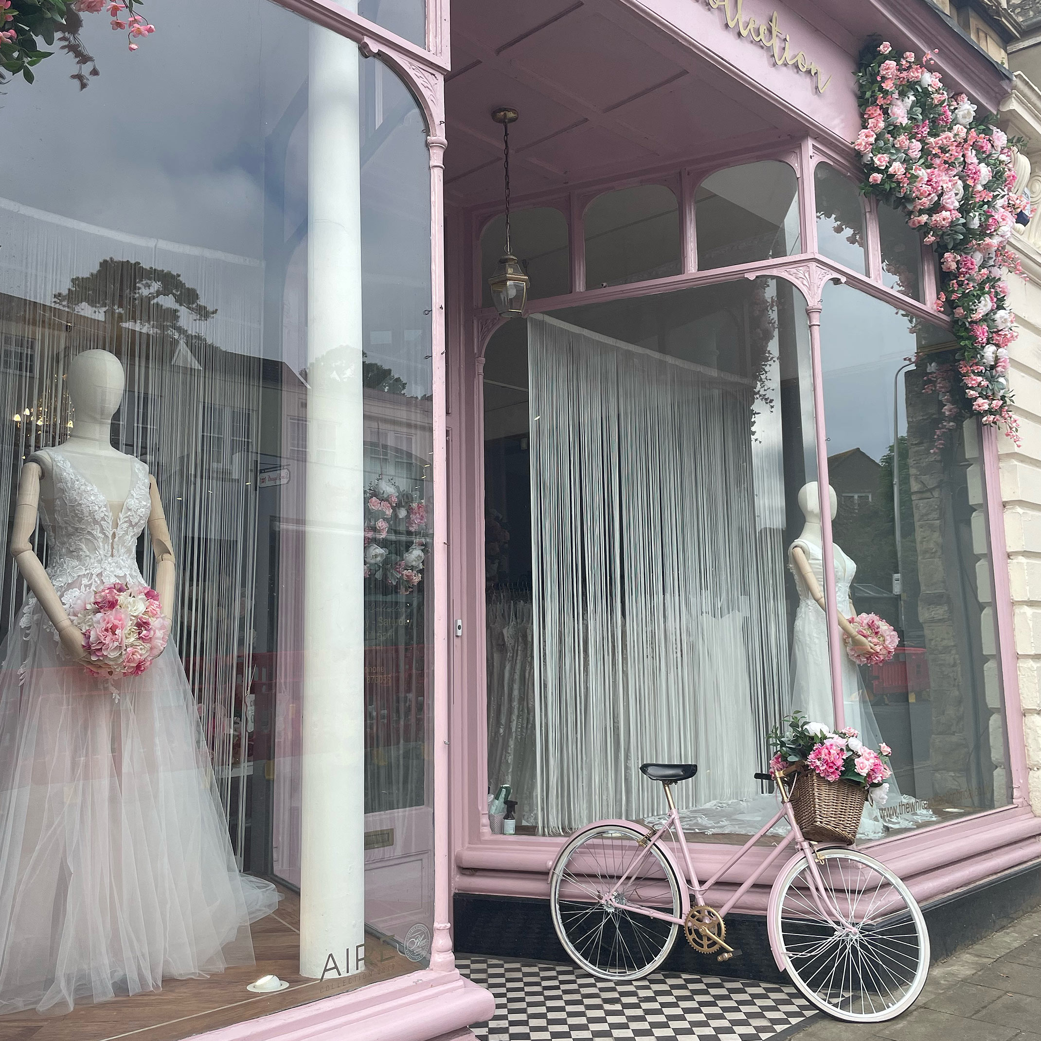 Schaufensterpuppe im Brautladen 